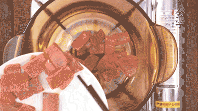 砂鍋中依次放火腿片、豆腐，大火燉開轉(zhuǎn)中小火。