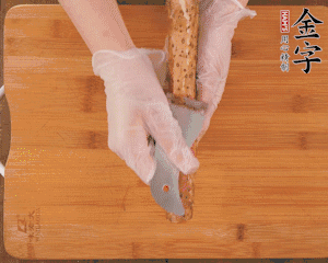 山藥去皮切滾刀塊，熱水汆燙30秒，撈出冷水浸泡。