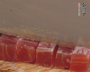 金字火腿切丁，春筍剝殼切丁，豌豆剝粒。