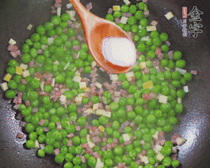 加水、料酒、鹽燒2分鐘即可。