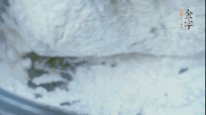 【面皮】2.將糯米粉和粳米粉混合，加煮好的艾草和適量清水，揉搓成面團(tuán)。