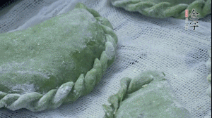 【制作】2.蒸架上墊浸濕的屜布，再放上清明果，大火蒸10~15分鐘，完成，出鍋啦！