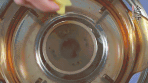 金字淡咸肉加姜片、料酒，冷水入鍋焯水。