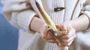 春筍切滾刀塊，加少許鹽，焯水備用。