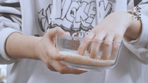 大米提前放浸泡1小時(shí)。