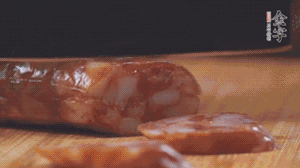 金字麻辣香腸切片，小青菜焯熟備用。