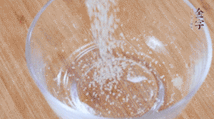 制作醬汁：1湯匙蠔油、1湯匙涼開水、2湯匙生抽、1/2湯匙白砂糖、少許辣椒圈。