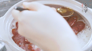 沿鍋邊倒一圈食用油蓋蓋，繼續(xù)小火燜8分鐘。