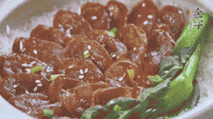 燜好后放入小青菜，均勻淋上醬汁，撒上蔥花或芝麻即可。