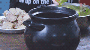 另起砂鍋，依次放入蘿卜、羊肉、火腿蹄片，加料酒、清水沒過食材。