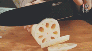 蔬菜清洗干凈切片。