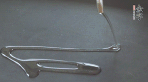 鍋中加少許油，爆香蔥姜蒜、香料 ，喜歡麻的也可以加點花椒！接著放入郫縣豆瓣醬煸炒出紅油。