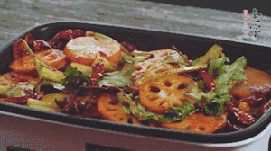 加入金字麻辣香腸，翻炒5分鐘左右。再加入之前準(zhǔn)備好的蔬菜，翻炒均勻，最后放入蝦。