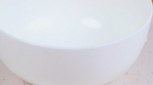 香腸切片，南瓜洗凈去皮切小塊，洋蔥切絲，米淘洗干凈備用。