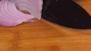 鍋中少許油，熱油倒入香腸煸炒出油，倒入南瓜塊、洋蔥翻炒片刻。