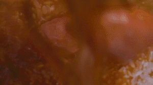 米放電飯鍋，倒入配菜，湯汁一起倒入（湯汁剛好沒過食材即可），電飯鍋開啟煮飯模式，煮好燜20分鐘，撒蔥花。