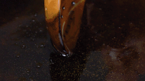 茄子切成長條，拍上生粉入油鍋炸制。