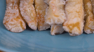 炸制油溫在7成左右，茄子炸至金黃色即可撈出。