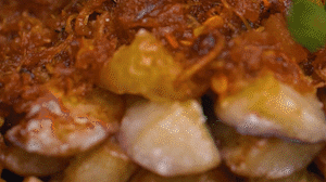 把茄子一條一條的擺好放在盤子上，上鍋蒸制3到4分鐘，出鍋后撒上蔥花。