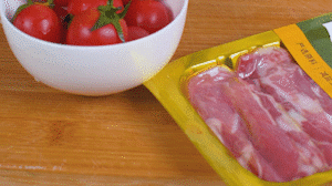 洋蔥、土豆切丁塊，火腿切小片，小番茄對半切開。