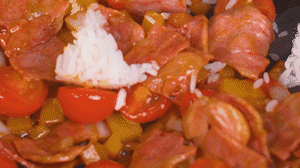 將米飯倒入鍋中搗散，同其他食材混合拌炒均勻關(guān)火。