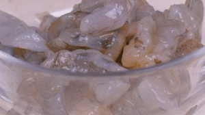 蝦去殼去蝦線，加姜絲、鹽腌制15分鐘，微煎1分鐘備用。