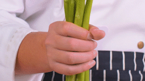 蘆筍刨去老筋，斜切小段。