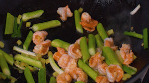 加入煎好的蝦仁，XO醬，以適量鹽、糖進(jìn)行調(diào)味翻炒。