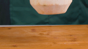 椰子切開頂部，把椰子水倒出，再把椰肉切片。