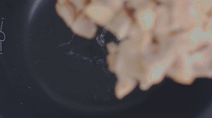 把雞、火腿、椰子水、椰肉、姜、紅棗放入電飯鍋，按下煲湯功能。