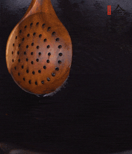 鍋中多倒些花生油，油溫達(dá)80度時，下芋頭丁炸 40 秒，直到表皮金黃，撈出待用。