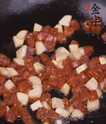 鍋中熱油，下香腸丁、茭白丁大火炒出香味。倒入米飯拍散，炒2～3分鐘。