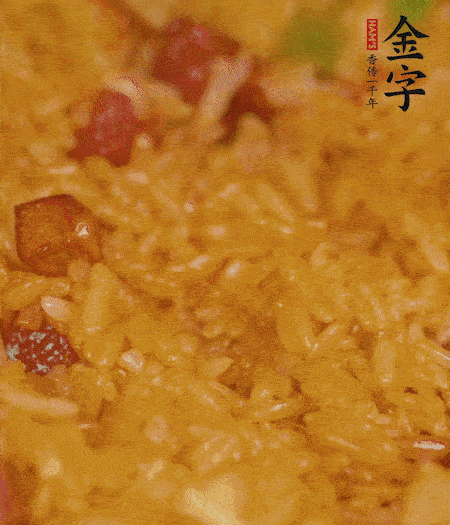 放一撮鹽、生抽少許，倒入炸好的芋頭。最后撒蔥花、蒜末翻炒均勻。