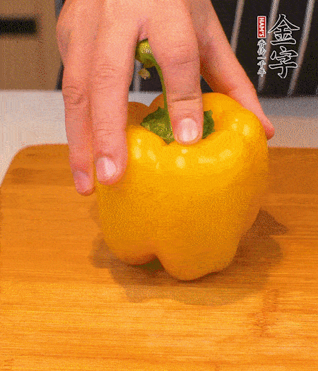 干花菇提前泡發(fā)，胡蘿卜、青椒、黃椒和花菇切丁，小紅椒切圈，小蔥切末。