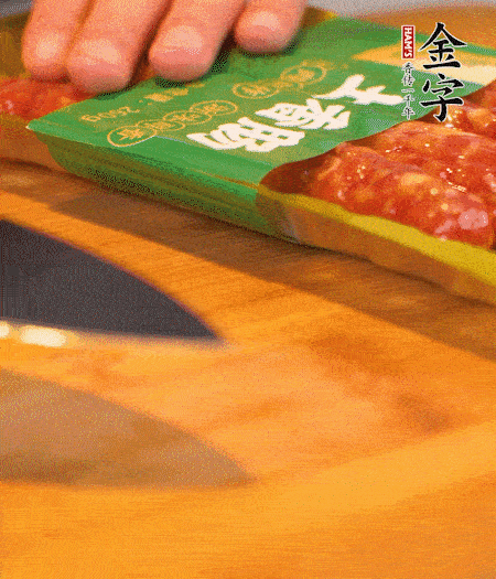 洋蔥切丁，金字土香腸切片。