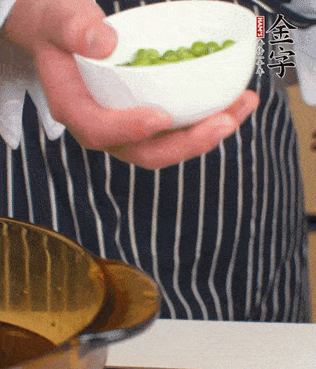 胡蘿卜、豌豆和干花菇焯水。