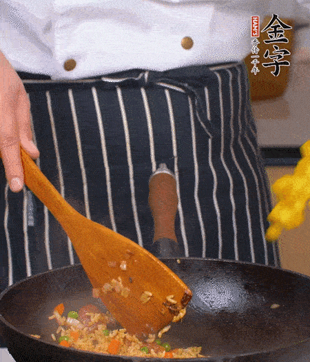 加咖喱塊、少許鹽、白糖調(diào)味，炒至咖喱塊融化后，倒米飯，翻炒至每粒米飯都包裹上咖喱，再放黃椒、青椒粒，出鍋前加菠蘿粒和小蔥翻拌均勻。