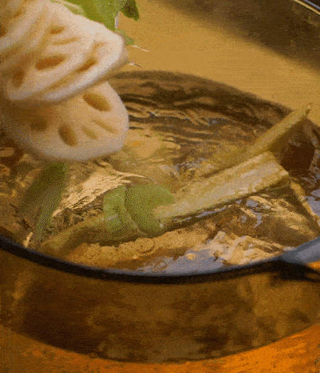 把玉米筍（對(duì)半切開(kāi)）、西芹（切斜片）、蓮藕（切片），放入開(kāi)水鍋內(nèi)，加點(diǎn)少許鹽、油，汆燙2分鐘。