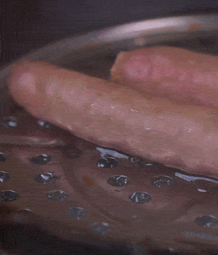 金字10°鮮低溫香腸蒸10分鐘后，切片。