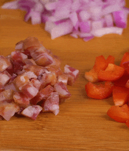 黃椒、紅椒、白洋蔥、土豆、大蔥分別切丁。金字10°鮮低溫香腸切丁。