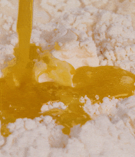 加融化的30g黃油（要不熱再倒）、黃椒、紅椒、白洋蔥、土豆、大蔥、香腸繼續(xù)攪拌均勻。