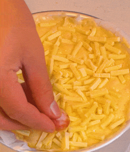 撒上馬蘇里拉芝士，用香腸片裝飾表面，180攝氏度烤箱烤20-25分鐘。