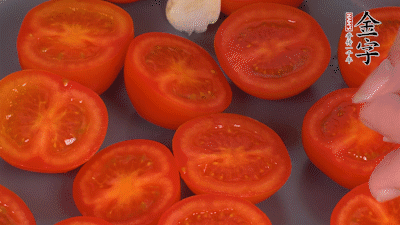 洗凈晾干的小番茄，對(duì)半切開，加切塊的大蒜、迷迭香、黑胡椒、橄欖油190度烤40分鐘、200度烤20分鐘。