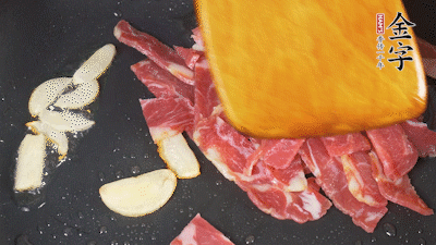 意面按照包裝時(shí)間煮熟過涼水，金字淡火腿切成小片。