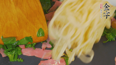 鍋中倒油燒熱，蒜片煸香，淡火腿略翻炒。