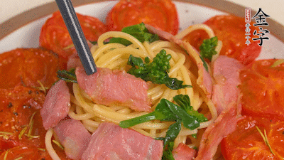 加菜花翻炒1分鐘后加意面，翻炒1分鐘后用少許鹽、黑胡椒調(diào)味即可。