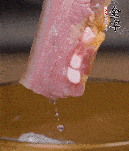 煮過的西蘭花切碎。煮熟的淡咸肉切丁。