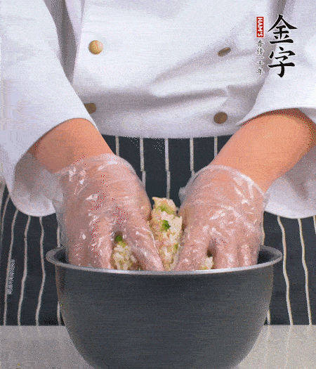 米飯中放西蘭花碎、咸肉丁，加少許黑胡椒、十來滴橄欖油拌勻。