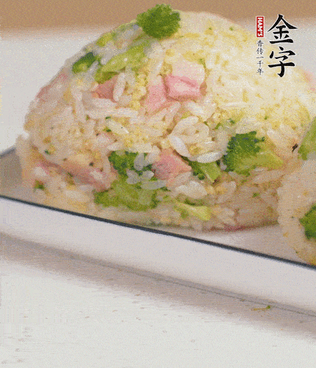 拌好的飯攥成飯團。