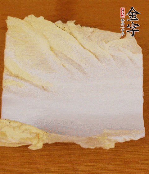 一片白菜一片淡火腿交替疊起，疊個兩三層放進鍋內(nèi)，直到塞滿鍋。